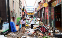 台风狂肆，芳村茶城河水倒灌，茶叶满街飘损失严重，损失过亿